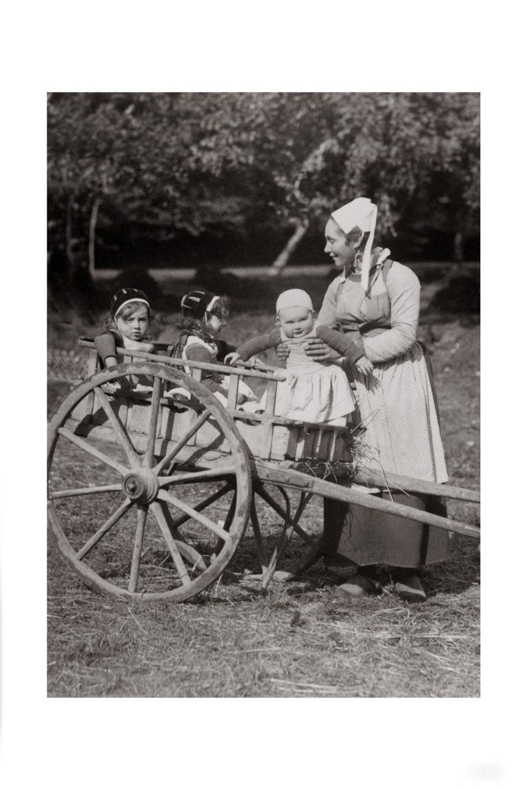 Photo d'époque Enfance n°03 - enfants dans une charrette