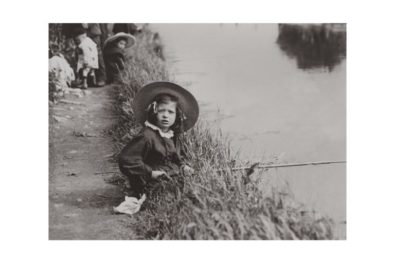 Photo d'époque Enfance n°04 - pêche - photographe Victor Forbin