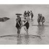 Photo d'époque pêche n°53 - Femmes à la pêche à la crevette grise dans les Flandres -photographe Victor Forbin