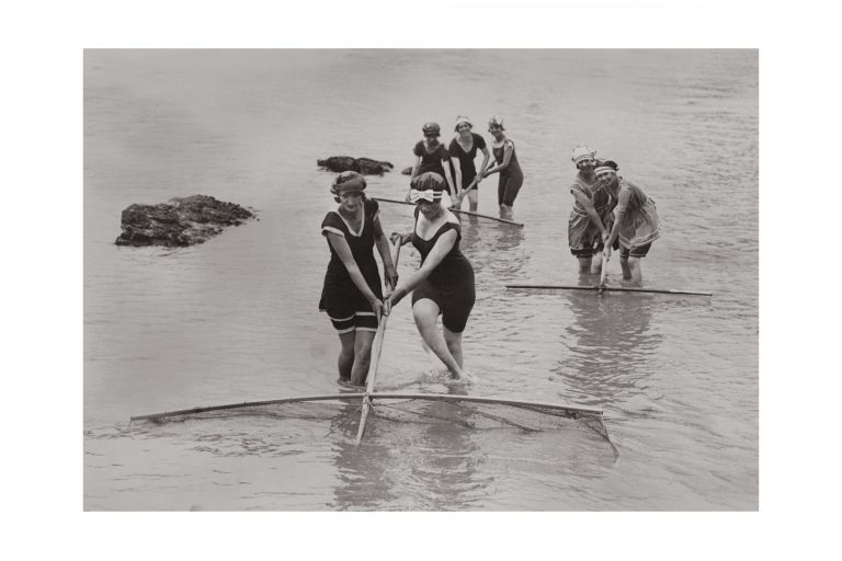 Photo d'époque pêche n°53 - Femmes à la pêche à la crevette grise dans les Flandres -photographe Victor Forbin