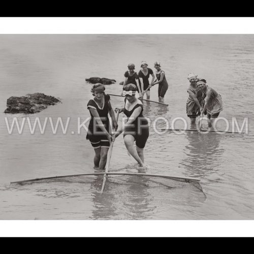 Photo d'époque pêche n°53 - Femmes à la pêche à la crevette grise dans les Flandres -photographe Victor Forbin