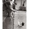 Photo d'époque enfance n°06 - famille dans la piscine - photographe Victor Forbin