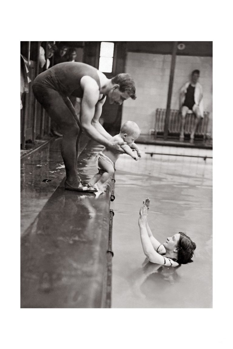 Photo d'époque enfance n°06 - famille dans la piscine - photographe Victor Forbin