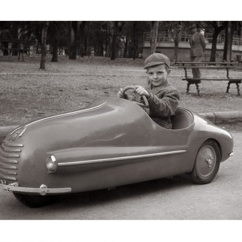 Photo d'époque Enfance n°07 - petit garçon voiture