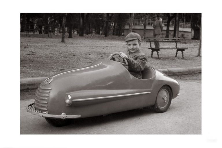 Photo d'époque Enfance n°07 - petit garçon voiture