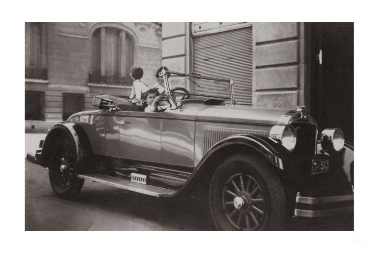 Photo d'époque Enfance n°08 - enfants dans une voiture