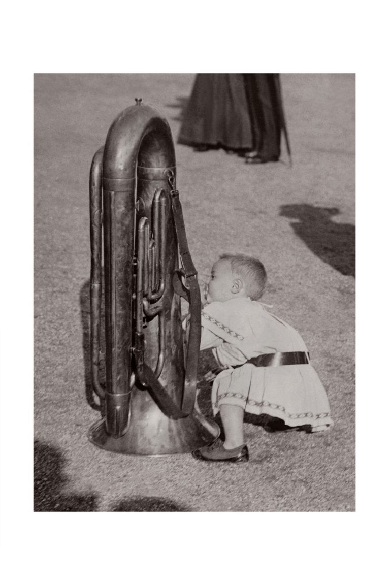 Photo d'époque tendre enfance n°12 - petite fille avec un tuba