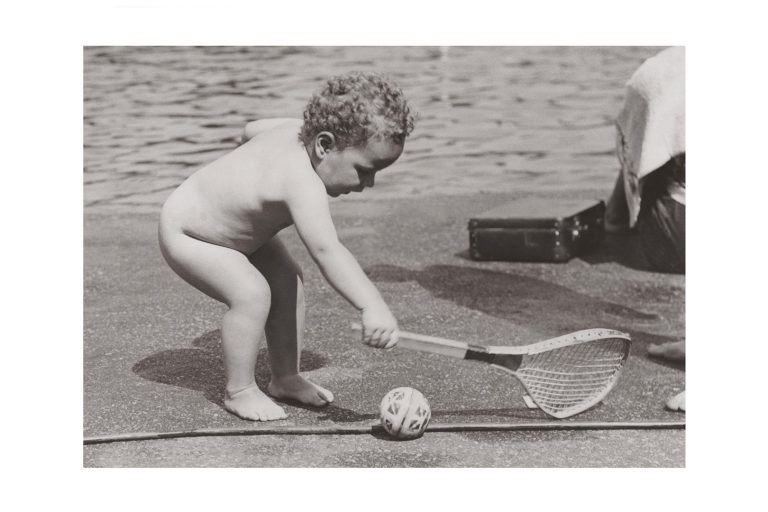 Photo d'époque tendre enfance n°14 - bébé au tennis