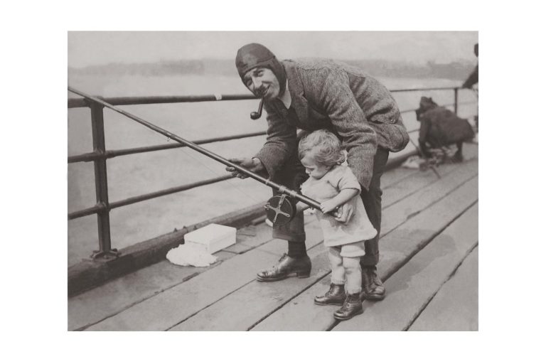 Photo d'époque tendre enfance n°16 - pêche - photographe Victor Forbin