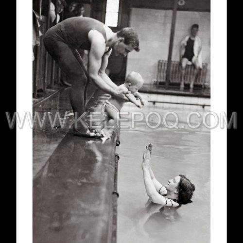 Photo d'époque enfance n°06 - famille dans la piscine - photographe Victor Forbin