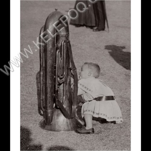 Photo d'époque tendre enfance n°12 - petite fille avec un tuba