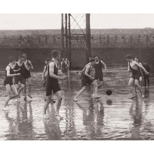 Photo d'époque sport n°10 - football sur la plage - photographe Victor Forbin