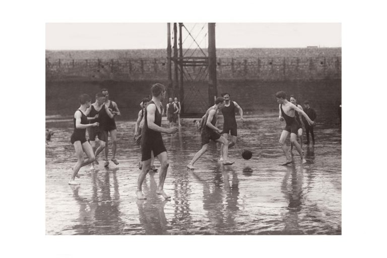 Photo d'époque sport n°10 - football sur la plage - photographe Victor Forbin