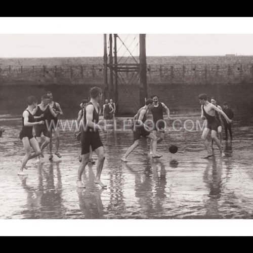 Photo d'époque sport n°10 - football sur la plage - photographe Victor Forbin