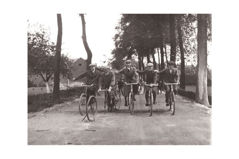 Photo d'époque Cycles n°39 - copains à vélo - mai 1927