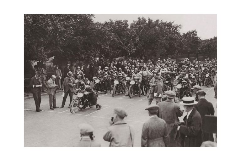 Photo d'époque cycles n°44 - départ course moto - Ile de Man