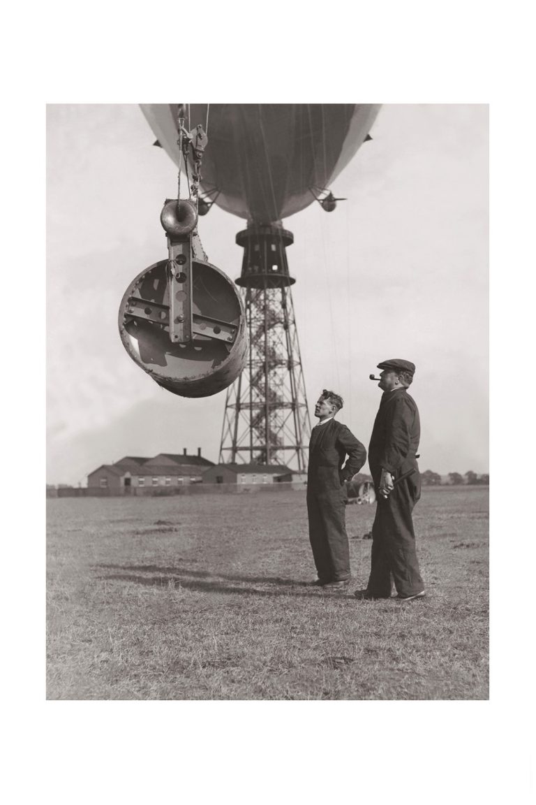 Photo d'époque dans les airs n°15 - inspection ballon dirigeable