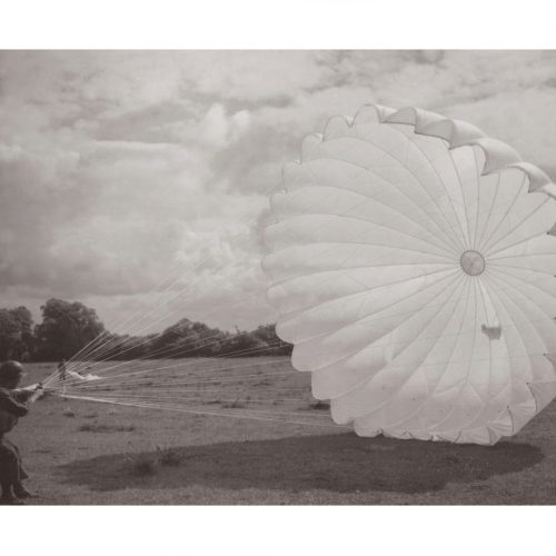 Photo d'époque dans les airs n°16 - parachutiste