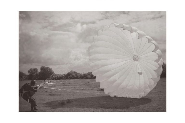 Photo d'époque dans les airs n°16 - parachutiste