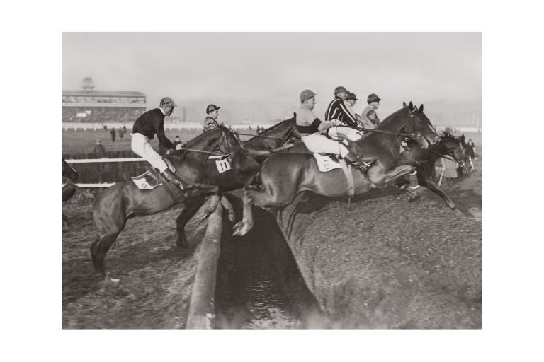 Photo d'époque Equitation n°43 - course d'obstacles Newbury - photographe Victor Forbin