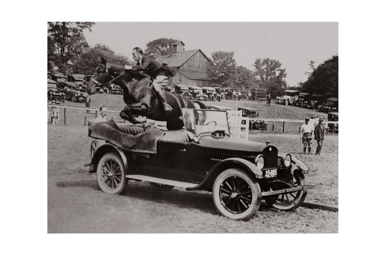 Photo d'époque Equitation n°46 - saut d'obstacle voiture