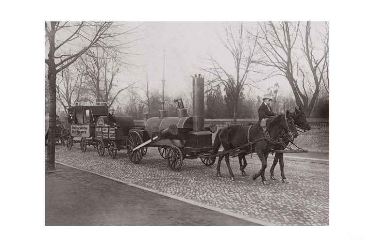 Photo d'époque locomotive n°05 - premier train datant 1825 présenté pour le centenaire du chemin de fer