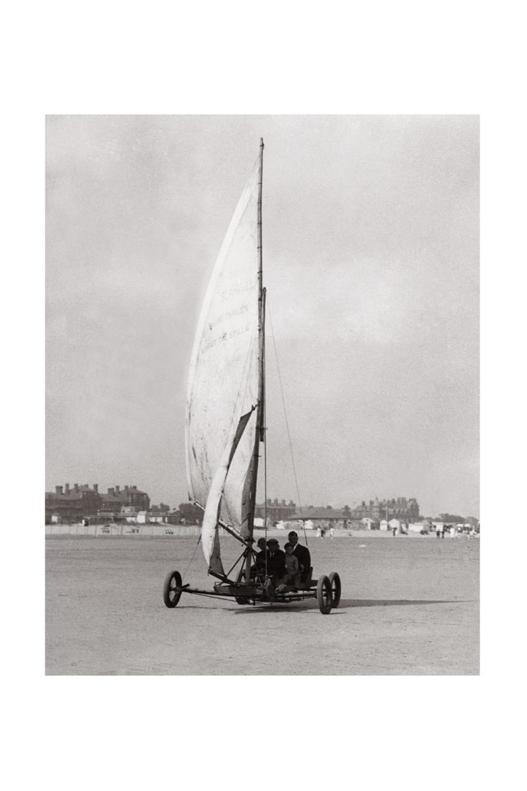 Photo d'époque mer n°44 - char à voile - photographe Victor Forbin