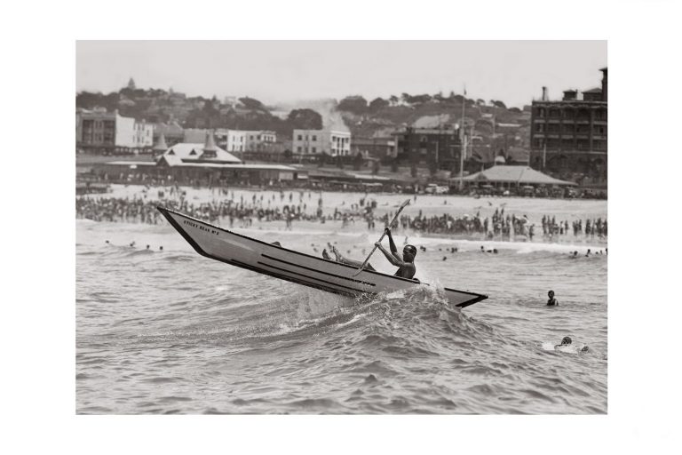Photo d'époque mer n°46 - surf-canoe - photographe Victor Forbin