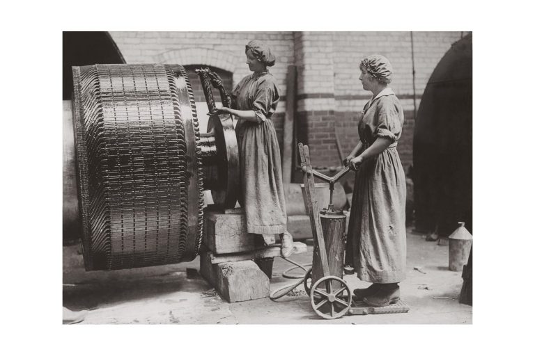 Photo d'époque métiers n°24 - femmes dans verrerie St Helens Glass - Angleterre