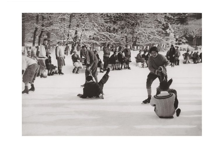 Photo d'époque montagne n°83 - course de glissade sur pelle