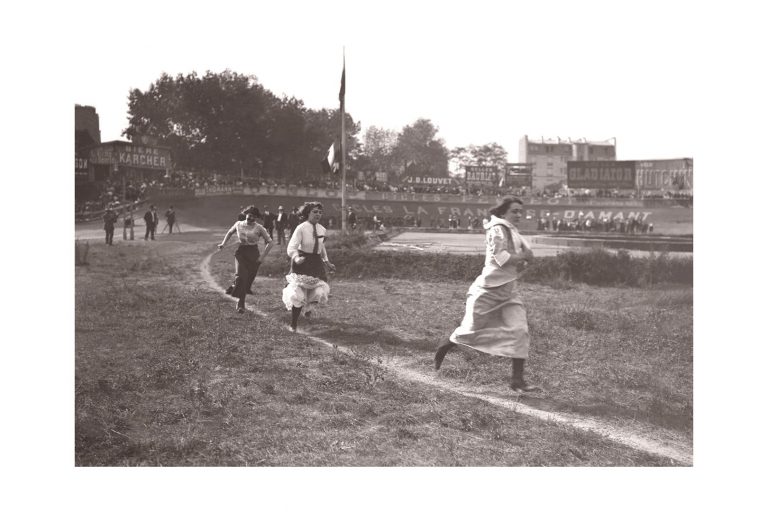 Photo d'époque sport n°39 - Course féminine d'athlétisme en robes, jupons et escarpins - 1920