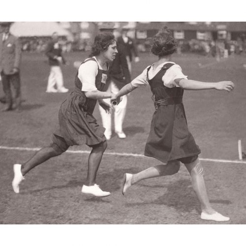 Photo d'époque sport n°46 - course de relais féminine