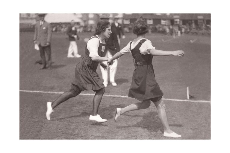 Photo d'époque sport n°46 - course de relais féminine