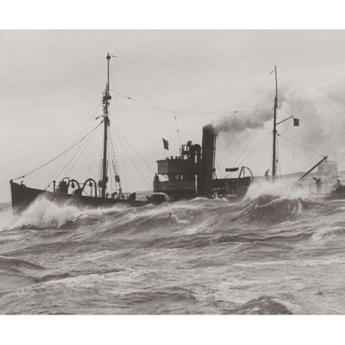 Photo d'époque sur l'eau 10 - dragueur de mine Royal Navy