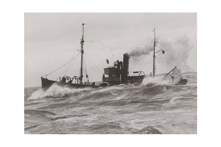 Photo d'époque sur l'eau 10 - dragueur de mine Royal Navy