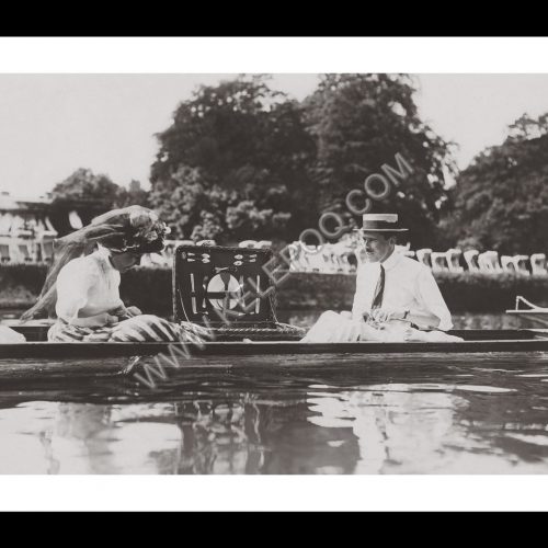 Photo d'époque sur l'eau n°17 - pique-nique dans une barque - photographe Victor Forbin