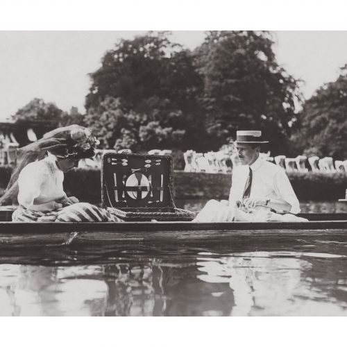 Photo d'époque sur l'eau n°17 - pique-nique dans une barque - photographe Victor Forbin