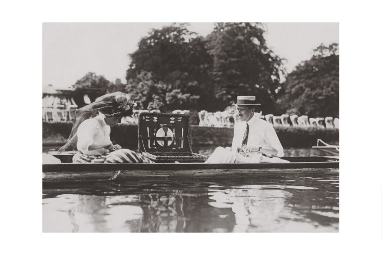 Photo d'époque sur l'eau n°17 - pique-nique dans une barque - photographe Victor Forbin