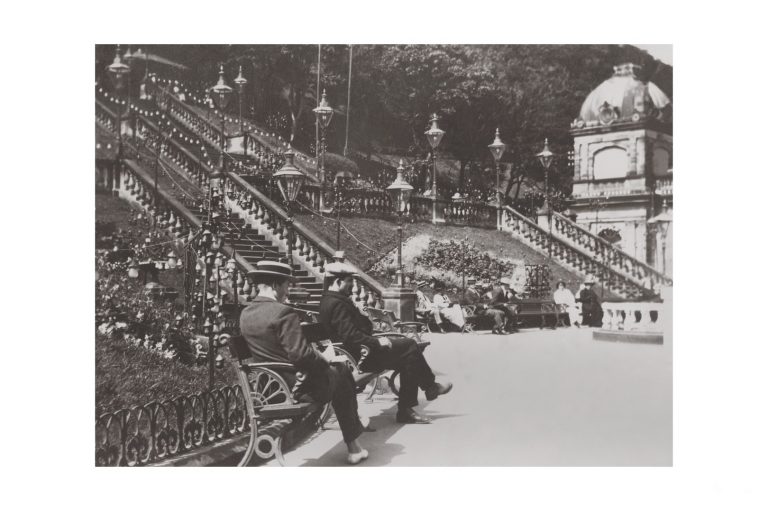 Photo d'époque urbain n°20 - détente dans un parc