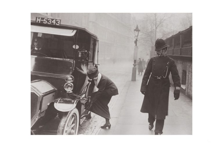 Photo d'époque urbain n°21 - policier anglais curieux