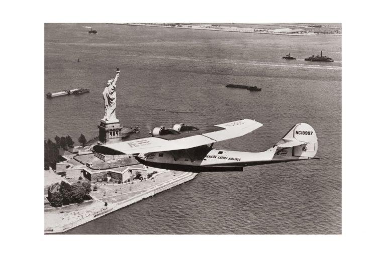 Photo d'époque dans les airs n°21 - Hydravion au-dessus de la Statue de la Liberté - New-York