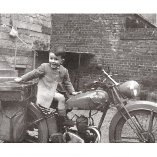 Photo d'époque tendre enfance n°21 - petit garçon sur moto