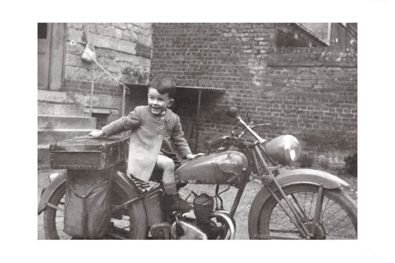 Photo d'époque tendre enfance n°21 - petit garçon sur moto