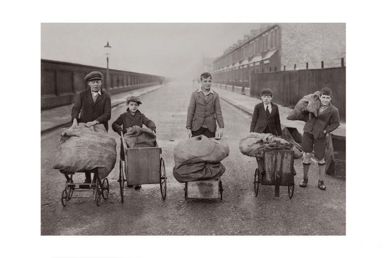 Photo d'époque Enfance n°22 - écoliers ramenant du bois - Tottenham - Londres - Angleterre