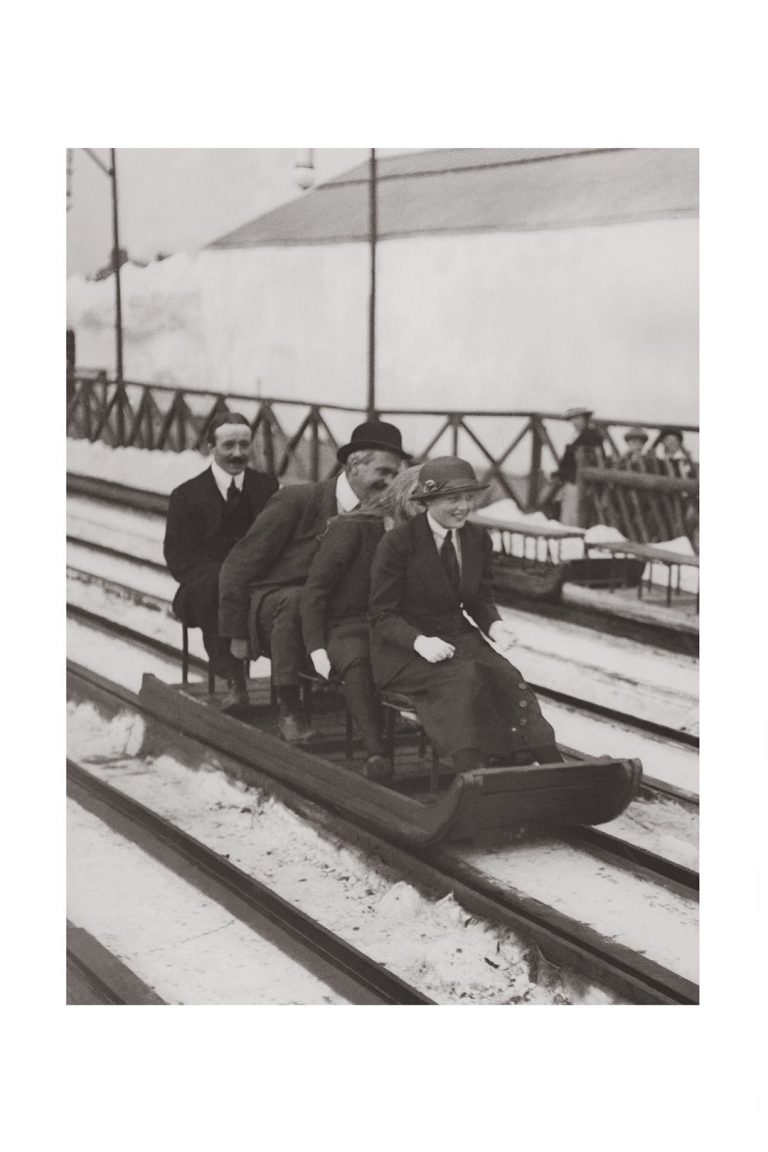 Photo d'époque montagne n°93 - princesses Victoria et Helena en luge à White City - Londres