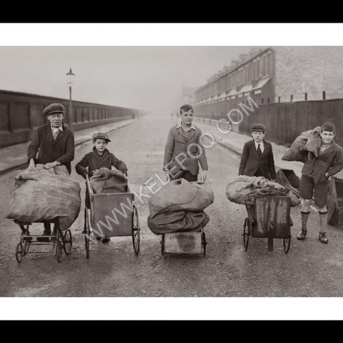Photo d'époque Enfance n°22 - écoliers ramenant du bois - Tottenham - Londres - Angleterre
