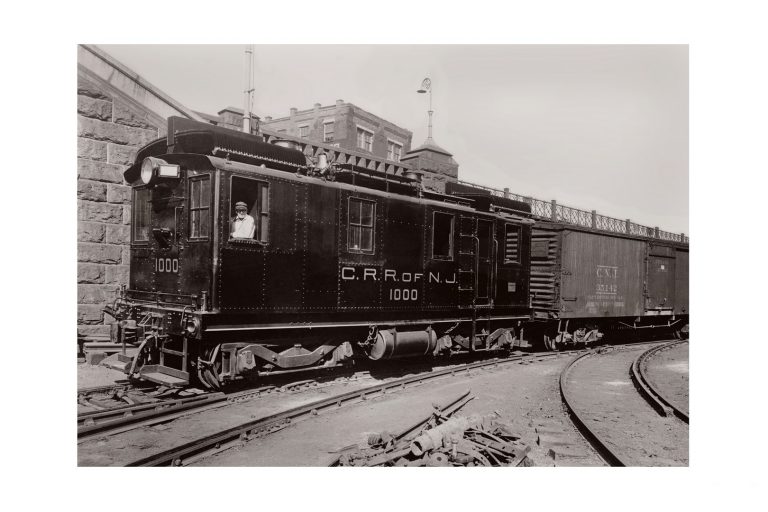 Photo d'époque locomotive n°08 - première locomotive hybride - photographe Victor Forbin