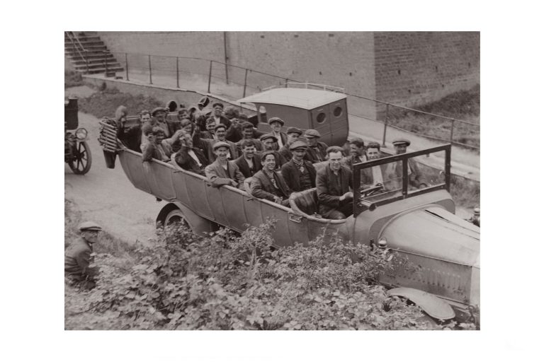 Photo d'époque métiers n°25 - mineurs rentrant chez eux - Angleterre - photographe Victor Forbin