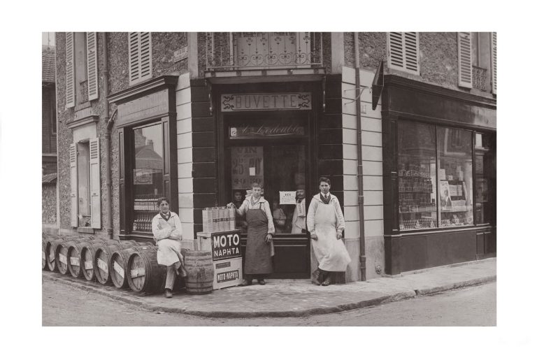 Photo d'époque métiers n°33 - buvette et distributeurs d'essence