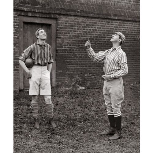 Photo d'époque sport n°56 - wall game - Eton College - pile ou face - photographe Victor Forbin